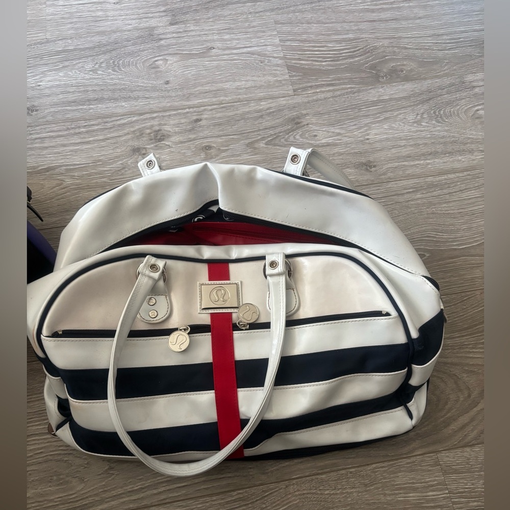 USED LULULEMON WHITE AND BLUE NAUTICAL THEMED GYM BAG